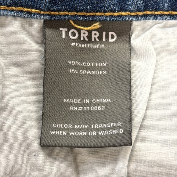 Torrid NWT Relaxed Bermuda Classic Denim Mid Rise Button Fly Raw Hem Jean Shorts - Picture 10 of 12